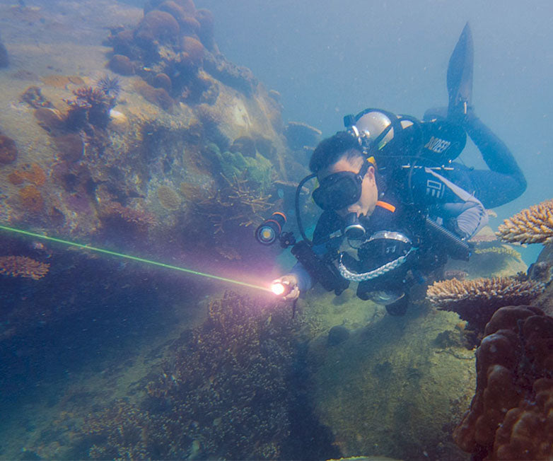 Orcatorch D570 Dive Lamp|White LED and Green Laser Light