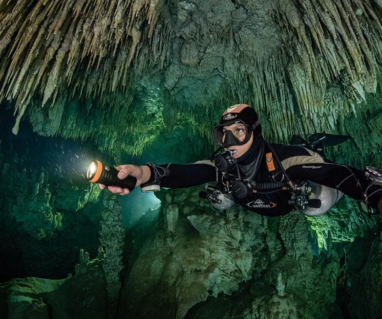 OrcaTorch D900V 2200 Lumens Video Dive Light